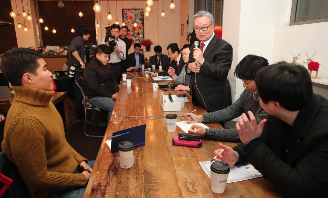 Interim leader of the ruling Saenuri party, In Myung-jin speaks to a group of young people at a town hall event (Yonhap)
