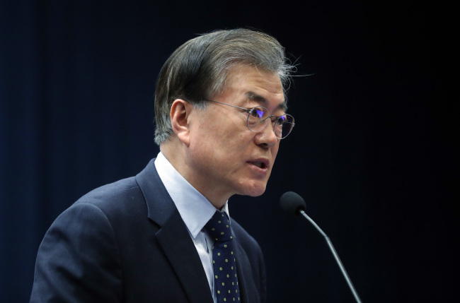 Democratic Party’s Moon Jae-in delivers a keynote speech for a forum held at the National Assembly (Yonhap)