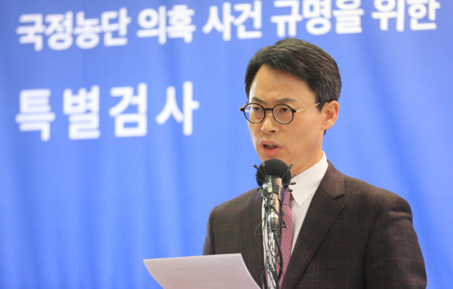 Lee Kyu-chul, spokesman for th special investigation team at a press briefing (Yonhap)