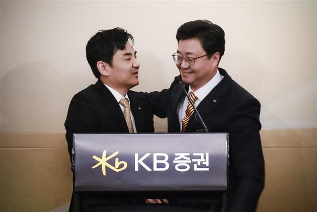 지난 10일 오전 서울 여의도 콘래드 호텔에서 열린 KB증권 대표이사 기자간담회에서 윤경은 KB증권 대표이사(왼쪽)와 전병조 KB증권 대표이사(오른쪽)가 포옹하고 있다.
[사진제공=KB증권]