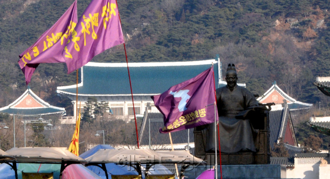 [사진설명=전국에 강추위가 찾아온 11일 오전 서울 세종로에서 바라본 청와대가 시위 깃발에 둘러싸여 있다. 박현구 기자/ phko@heraldcorp.com]