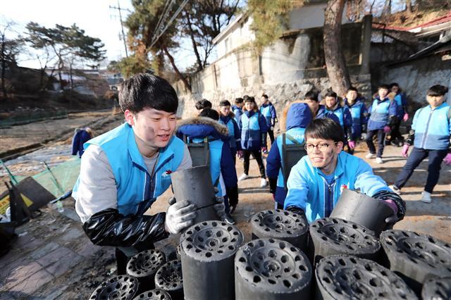 대우건설은 전날 신입사원 70명이 참여한 가운데 서울시 성북구 보문국로 29길 일대에서 ‘사랑의 연탄나눔’ 봉사활동<사진>을 진행했다고 밝혔다.
이날 대우건설 신입사원들은 연탄 5000장을 밥상공동체복지재단 서울연탄은행을 통해 기부하고 영세독거노인 등 저소득층 50개 가구에 직접 배달했다. 대우건설은 2011년부터 매년 서울연탄은행을 통해 연탄을 기부하고 서울시 중계동 104마을 등에서 연탄배달 봉사활동을 진행하고 있다.
정찬수 기자/andy@