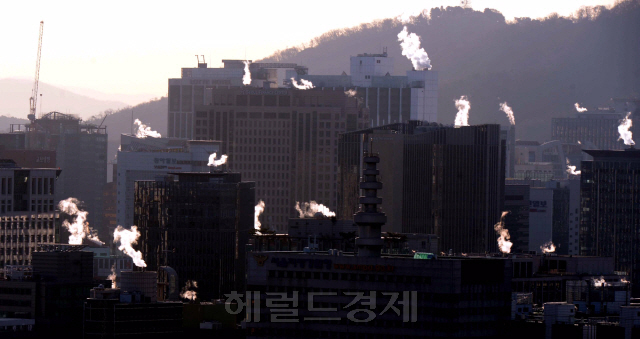 11일 모처럼 겨울다운 날씨가 찾아와 아침기온이 영하 8도를 기록하자 서울도심 난방용 수증기가 하늘을 가리고 있다. <br />정희조 기자/checho@heraldcorp.com  170111