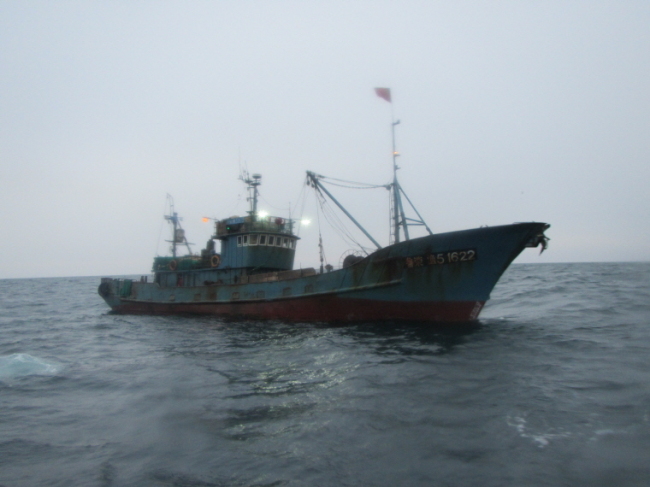 Unauthorized Chinese fishing vessel in Korean waters (Yonhap)