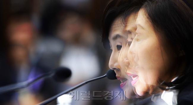 [사진설명=지난 9일 7차 국정조사 청문회에 뒤늦게 자진출석한 조윤선 문체부 장관. 박해묵 기자/mook@heraldcorp.com]