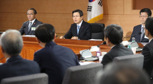 Acting President and Prime Minister Hwang Kyo-ahn receives policy briefing from seven government ministries and agencies (Yonhap)