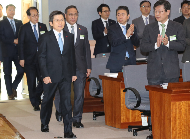 Acting President and Prime Minister Hwang Kyo-ahn enters a conference room for a policy briefing (Yonhap)