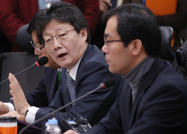 Rep. Yoo Seong-min (left), presidential hopeful from the Righteous Party and Rep. Kim Young-woo (Yonhap)