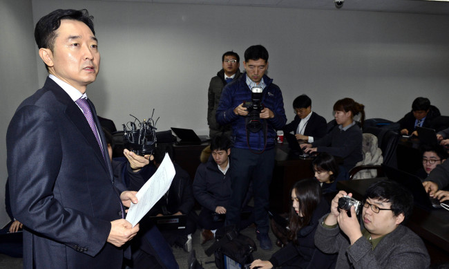 Former UN chief Ban Ki-moon's spokesman Lee Do-woon speaks to the press at a briefing on Wednesday (Yonhap)