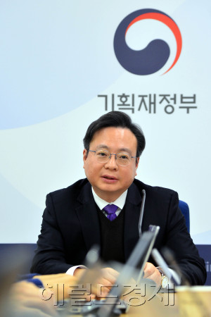 조규홍 기획재정부 재정관리관이 11일 정부세종청사에서 기자간담회를 주재하고 있다. ［사진=기획재정부］