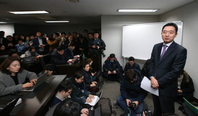 Former UN Secretary-General Ban Ki-moon’s spokesperson Lee Do-woon briefs reporters Wednesday morning,  the day before Ban’s homecoming, at the former UN chief’s new office in central Seoul (Yonhap)