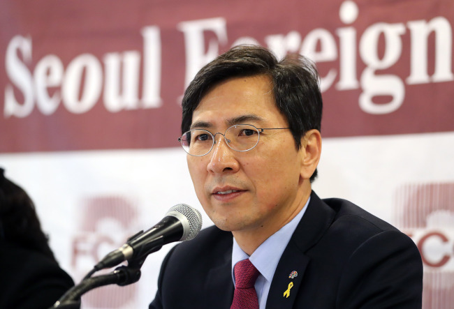 South Chungcheong Gov. Ahn Hee-jung speaks at a meeting with foreign correspondents in Seoul (Yonhap)