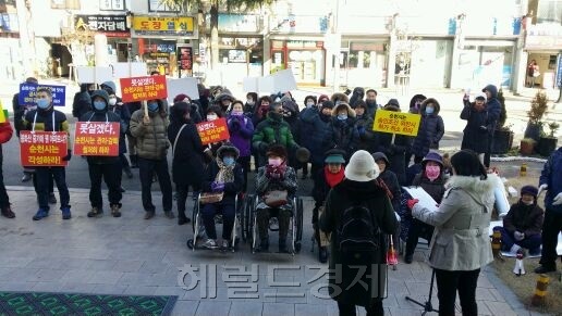 [사진설명=순천시 조례동 현대5차아파트 주민들이 아파트 공사현장에서 발생하는 발파소음과 분진대책 마련을 호소하고 있다. 박대성기자 / parkds@heraldcorp.com]
