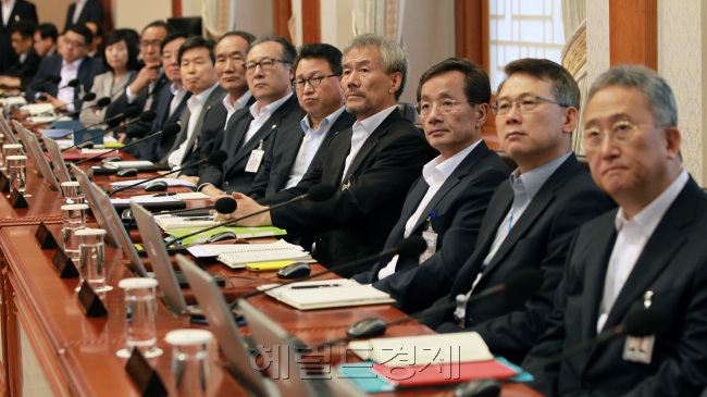 2014년 7월 국무회의에 참석한 김영한 당시 청와대 민정수석(오른쪽에서 세번째) [사진=헤럴드경제DB]