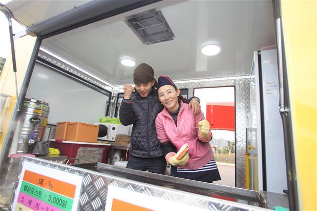 함경도 출신 이소사(23)씨와 어머니 김영순(51)씨다. 탈북민 모자(母子)인 이들은 어엿한 푸드트럭 셰프였다.