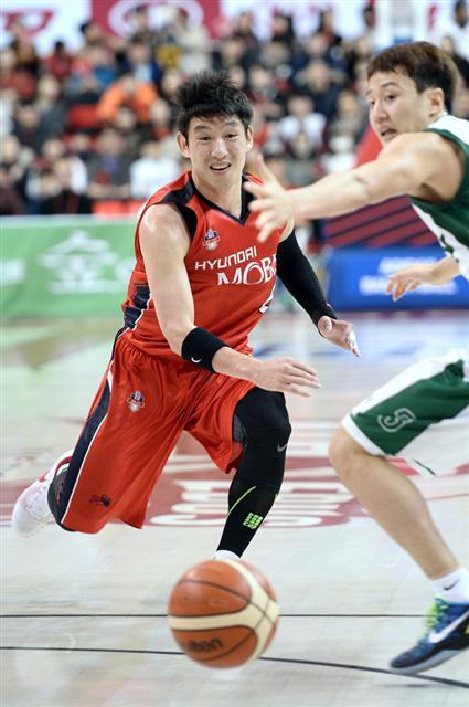 부상 후 78일만에 코트에 복귀해 모비스 연승행진을 견인하고 있는 양동근.