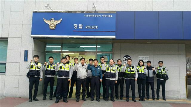 휘경파출소 앞에서 ‘외국인 범죄 예방’ 의지를 다지는 직원들.  [사진제공=동대문경찰서]