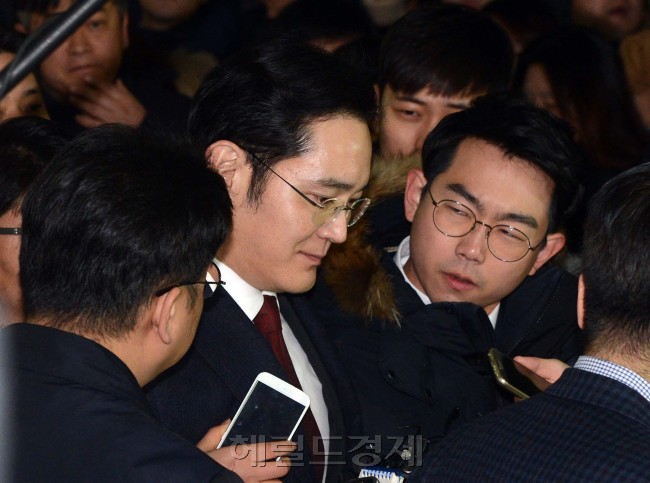 【서울=뉴시스】신태현 기자 = 삼성물산과 제일모직 합병에서 국민연금관리공단의 찬성표를 받는 대가로 최순실 씨와 그의 딸 정유라씨, 미르·K스포츠재단 등에 수백억원을 지원했다는 혐의를 받고 있는 삼성전자 이재용 부회장이 12일 오전 서울 강남구 박영수 특별검사팀 사무실에 피의자 신분으로 출석하고 있다. 2017.01.12.<br /> <br /> holjjak@newsis.com
【서울=뉴시스】신태현 기자 = 삼성물산과 제일모직 합병에서 국민연금관리공단의 찬성표를 받는 대가로 최순실 씨와 그의 딸 정유라씨, 미르·K스포츠재단 등에 수백억원을 지원했다는 혐의를 받고 있는 삼성전자 이재용 부회장이 12일 오전 서울 강남구 박영수 특별검사팀 사무실에 피의자 신분으로 출석하고 있다. 2017.01.12.
holjjak@newsis.com