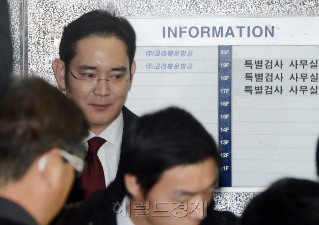 이재용 삼성전자 부회장이 12일 오전 피의자 신분으로 서울 대치동 박영수 특별검사팀에 출석하고 있다. 이 부회장은 삼성물산과 제일모직 합병에서 국민연금관리공단의 찬성표를 받는 대가로 비선실세 최순실 씨와 그의 딸 정유라 씨 등에 수백억원을 지원했다는 혐의를 받고 있다. 정희조 기자/checho@heraldm.com