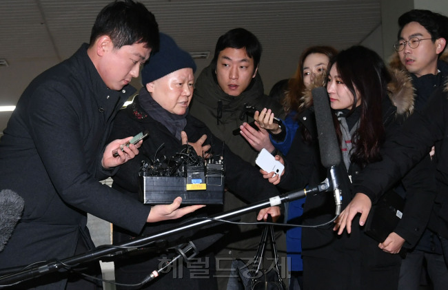 김경숙 전 이화여대 신산업융합대학장이 피의자 신분으로 12일 서울 대치동 박영수 특별검사팀에 출석하고 있다. 김 전 학장은 최순실 씨의 딸 정유라 씨의 이화여대 입시 특혜 비리를 주도했다는 의혹을 받고 있다. 정회조 기자/checho@heraldm.com