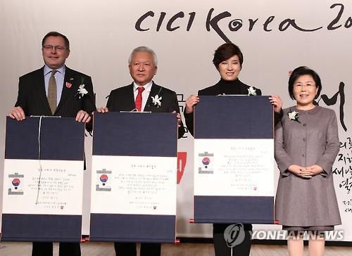2017 한국이미지상’ 시상식에서 ‘디딤돌상’을 받은 박세리 여자골프 국가대표팀 감독(오른쪽 두 번째)과 ‘부싯돌상’을 수상한 조태권 광주요 회장(오른쪽 세 번째)