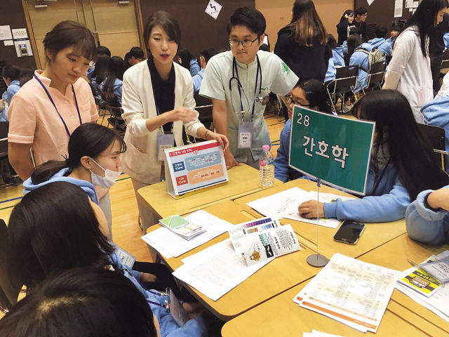 11일 인천 송도 연세대국제캠퍼스 다목적체육관 간호학 부스에서 대학생 강사들이 중학생들에게 간호학 전공을 할 경우 배울 수 있는 학업 등에 대해 설명하고 있다.