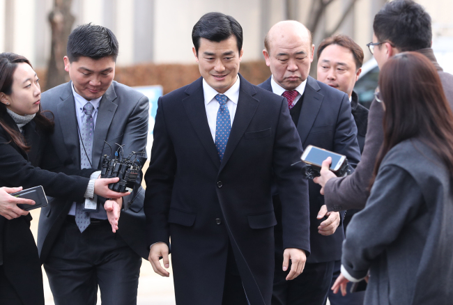 Lee Young-sun, the presidential office’s administrative staff in charge of Park’s security, arrives at the court (Yonhap)