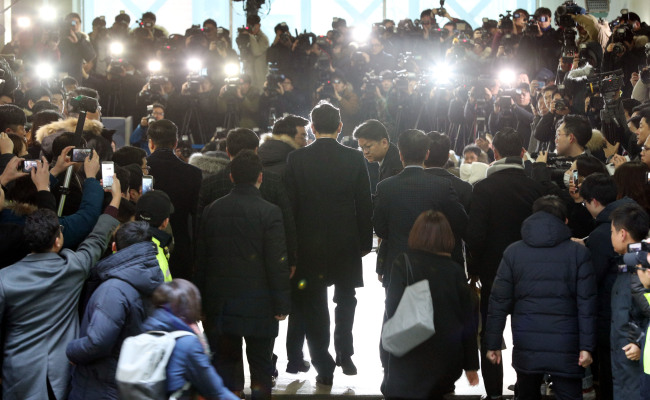 Samsung Electronics Vice Chairman Lee Jae-yong (center) faces the press and the protestors before entering special counsel office in Daechi-dong, Seoul, Thursday. (Yonhap)
　