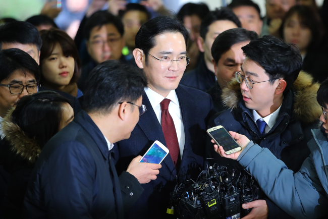 Samsung Electronics Vice Chairman Lee Jae-yong (center) is surrounded by the press as he enters the special counsel office in Daechi-dong, Seoul, Thursday. (Yonhap)
　