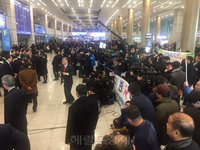 [사진설명=반기문 전 유엔 사무총장의 귀국을 앞둔 12일 인천국제공항에는 수많은 시민과 취재진들이 몰려 북새통을 이루고 있다. 이상섭 기자/babtong@heraldcorp.com]