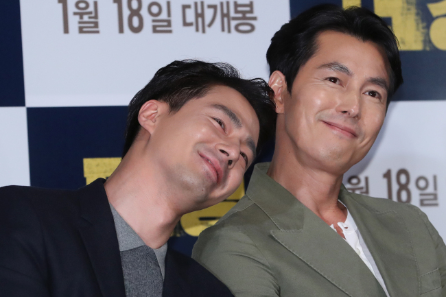 Zo In-sung (left) and Jung Woo-sung during the premiere for "The King." (Yonhap)