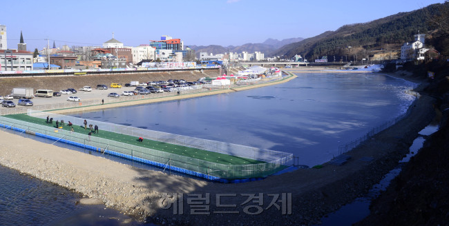 겨울축제의 메카인 강원도는 지난 몇 년 동안 이상고온 현상에 겨울 축제를 취소하기도 했다. 모처럼의 추위에 겨울 축제가 다시 열리자 지역 주민들은 기대감을 나타냈다.
홍천=박해묵 기자/mook@heraldcorp.com