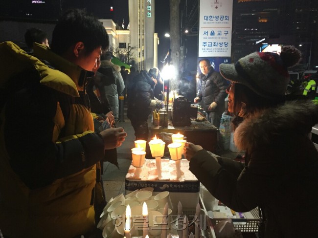 [사진설명=제도로서의 민주주의는 가장 좋은 노가 달린 배에 불과하다. 그 노를 저어 어떤 사회로 대한민국이라는 배를 저어갈지는 정해져 있지 않다. 지금까지 한국사회는 항로를 ‘선출된 권력’인 대통령에게 모두 맡겨놨지만 그 결과는 ‘최순실-박근혜’ 게이트로 돌아왔다. 이제 촛불시민들은 앞으로 올 사회의 미래를 시민들의 토론을 통해 정하자고 말한다. 촛불을 사이에 두고 토론을 하고 있는 촛불집회 참가자들. 이현정 기자/rene@heraldcorp.com]
