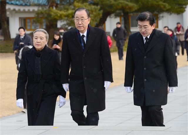 반기문 전 유엔 사무총장이 부인 유순택 여사와 함께 13일 오전 서울 동작구 동작동 국립현충원에 참배를 위해 들어서고 있다. 반 전 총장은 이날 현충탑 참배에 이어 이승만ㆍ박정희ㆍ김영삼ㆍ김대중 전 대통령들의 묘역도 찾아 참배했다.  박해묵 기자/mook@