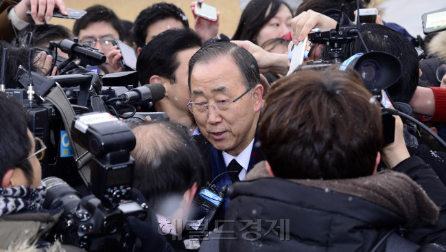 [사진설명=반기문 전 유엔 사무총장이 13일 오전 귀국 후 첫 공식 일정으로 서울 동작동 국립현충원 학도의용군 무명용사탑을 찾아 참배한 뒤 취재진의 질문에 답하고 있다. 박해묵 기자/mook@heraldcorp.com]