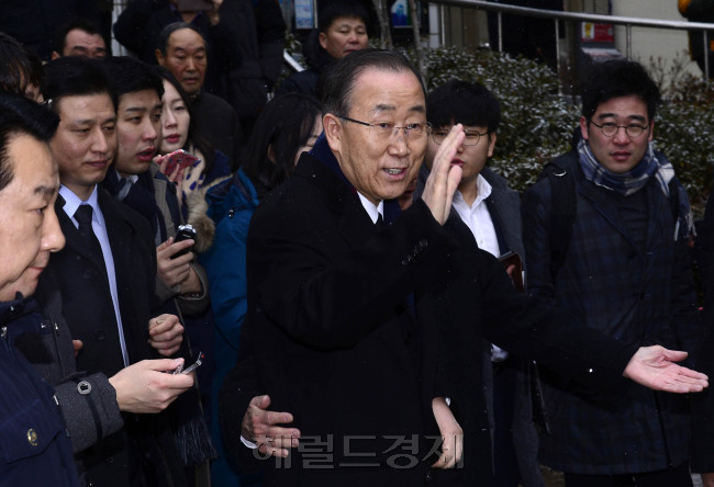 [사진설명=반기문 전 유엔 사무총장이 13일 오전 서울 동작구 사당3동 주민센터를 찾아 전입신고를 마친 뒤 이동하고 있다. 박해묵 기자/mook@heraldcorp.com]