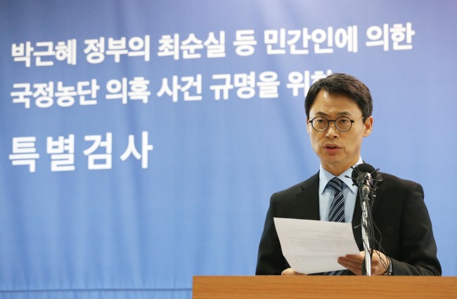 Lee Kyu-chul, the spokesman for the probe team, speaks to reporters (Yonhap)