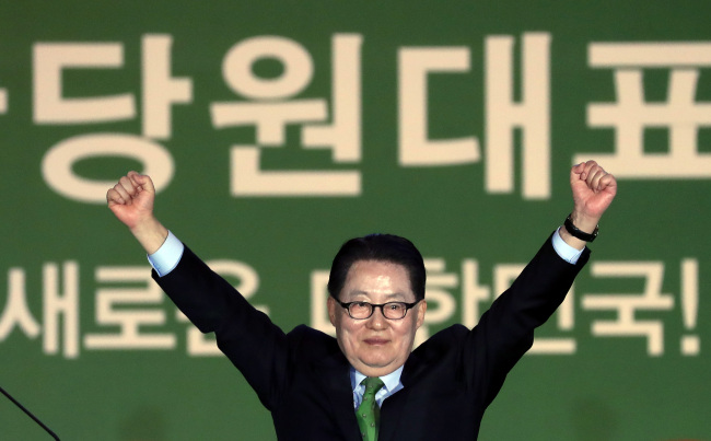 Former floor leader and interim chief of the minor opposition People's Party, Park Jie-won celebrates after being elected as the new chairman at the party's general convention on Sunday (Yonhap)