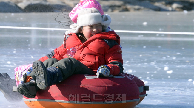 [사진설명=바람을 가르며 내려온 눈썰매 튜브에 아이들이 강추위에도 불구하고 얼굴에 웃음꽃을 피우며 즐거운 시간을 보내고 있다.]