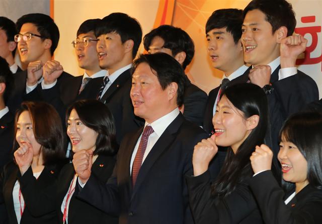 최태원 SK그룹 회장(아랫줄 왼쪽에서 세번째)이  ‘신입사원과의 대화’를 마친 뒤 신입사원과 기념 촬영을 하며 힘찬 새출발을 다짐하고 있다.  [사진제공=SK그룹]