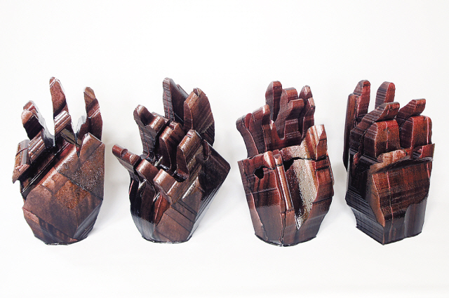 문이삭, 손1, 2016, 아이소핑크, 에폭시, 안료, 각각40×25×25cm.