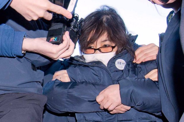 16일 국정농단의 주역 최순실씨가 거듭되는 헌재의 출석요구에 탄핵심판심리에 참석하고 있다. <br />최씨는 묵묵부답으로 호송관들에 둘러싸여 바로 입정하였다. <br />정희조 기자/checho@heraldcorp.com  160116