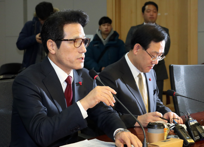 Rep. Choung Byoung-gug (left) of the Bareun Party (Yonhap)