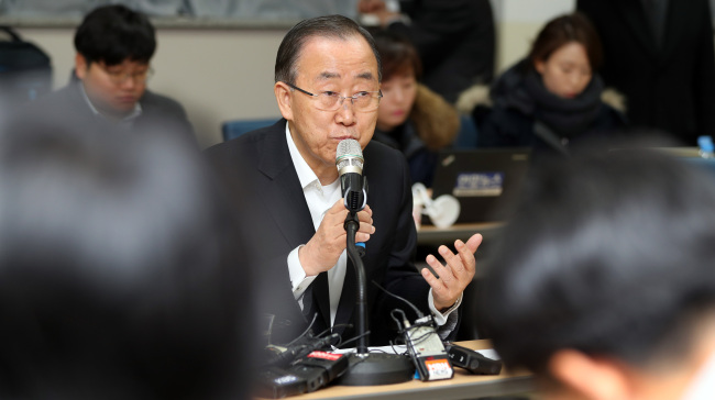 Former UN chief Ban Ki-moon meets with workers of Daewoo Shipbuilding & Marine Engineering (Yonhap)