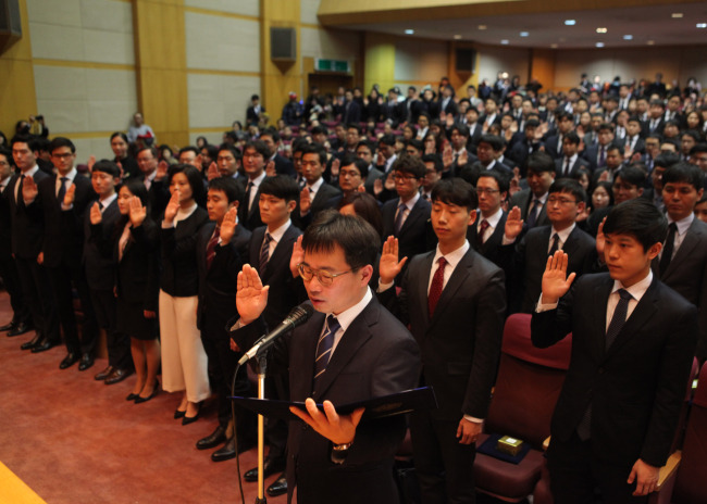 The 46th graduating class of the Legal Training and Research Institute take a vow during during their completion ceremony held Monday (Yonhap)