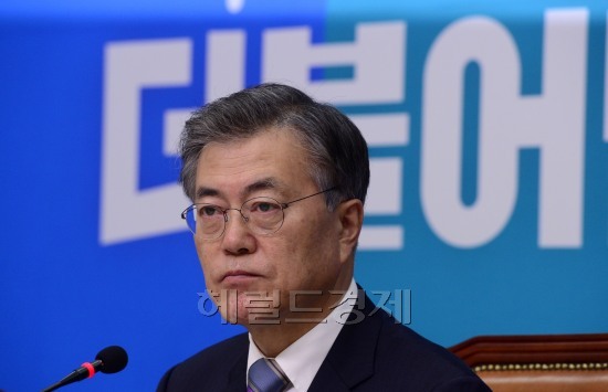 문재인 더불어민주당 대표가 지난해 초 국회에서 열린 더불어민주당 최고위원회에서 굳은 표정으로 참석 의원들의 발언을 경청하고 있다. [사진=박해묵 기자/mook@heraldcorp.com]