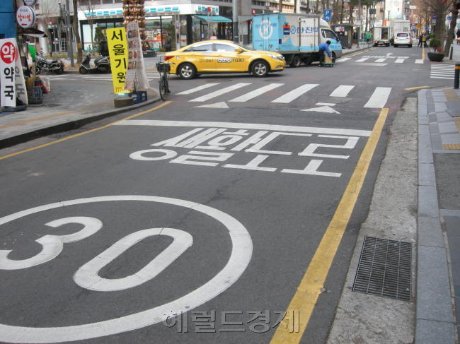 경찰은 현재 선 형태로 운영되고 있는 어린이보호구역 등을 면 개념으로 확대한 ‘30 구역’을 확대 보급하기 위해 도로교통법을 개정하기로 했다. 이르면 내년부터 전국적으로 시행에 들어갈 것으로 보인다. 서울 시내 시범 운영중인 ‘30구역’[사진=헤럴드경제DB]
