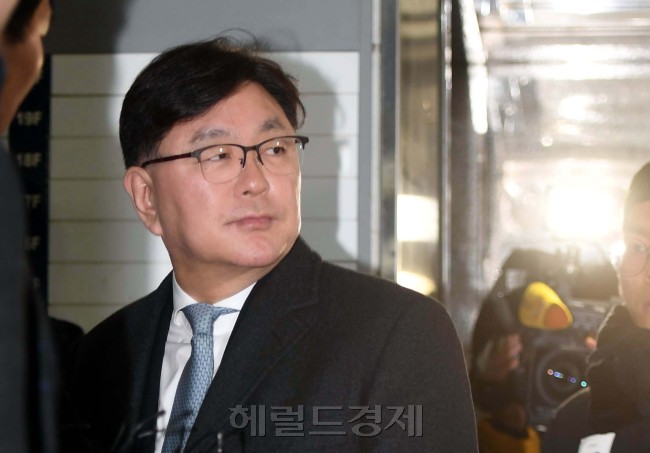 [사진설명=17일 비선진료의혹을 받고있는 김영재 원장이 피의자신분으로 특검에 소환되고 있다. 정희조 기자/checho@heraldcorp.com]