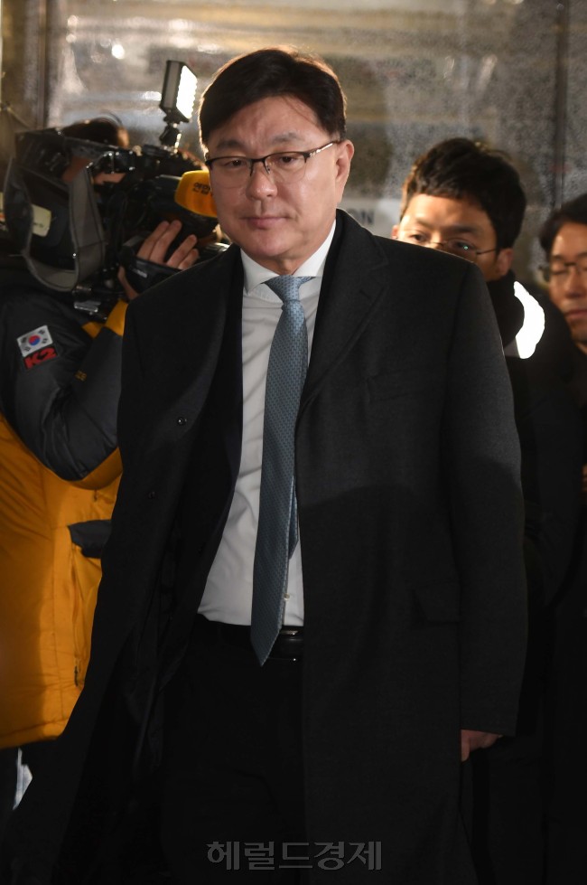 [사진설명=17일 비선진료의혹을 받고있는 김영재 원장이 피의자신분으로 특검에 소환되고 있다. 정희조 기자/checho@heraldcorp.com]