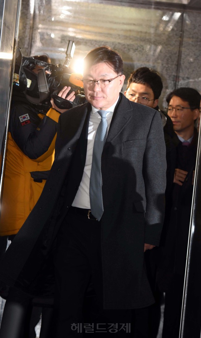 [사진설명=17일 비선진료의혹을 받고있는 김영재 원장이 피의자신분으로 특검에 소환되고 있다. 정희조 기자/checho@heraldcorp.com]